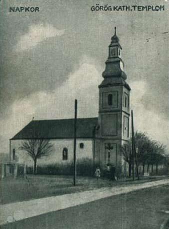 Napkori nyomtatvány Az előző oldalon, lent: Családi kép a parókia előtt 1935-ből.