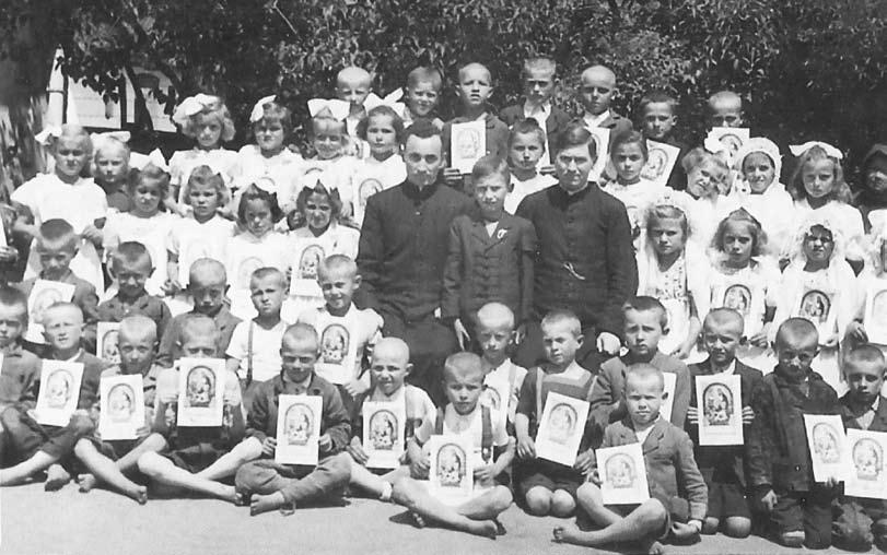 Legeza Sándor felesége (szül. Demkó Anna) 1932-ben meghalt tífuszban. A kerítésen olvasható a máriapócsi születésű Gergelyffy András neve. Dr.