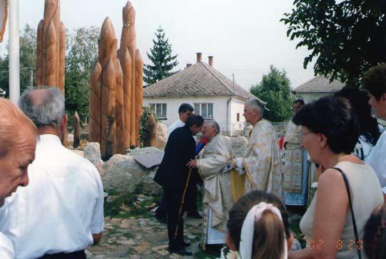 kántor kíséretében, előttük Tóth