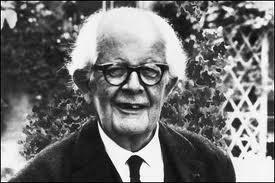 Jean Piaget (1896-1980) Svájci biológus, pszichológus A tudás klasszikus problémáira keresett magyarázatot. A biológia és az ismeretelmélet között kereste a kapcsolatot.