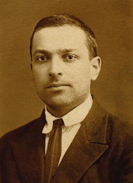 Lev Szemjonovics Vigotszkij (1896-1934) Irodalomkritikus, orvos, pszichológus, a pszichológia Mozartja Központi kérdése: hogyan formálja a társadalom a benne élő emberek tudatát?