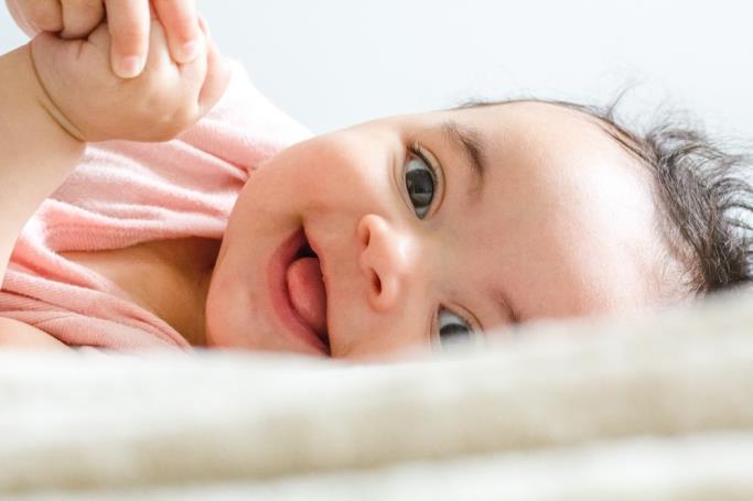 A szociális mosoly megjelenése Élet első hetében mosolyszerű arckifejezés Leginkább akkor, amikor a baba alszik, vagy nagyon álmos 2.