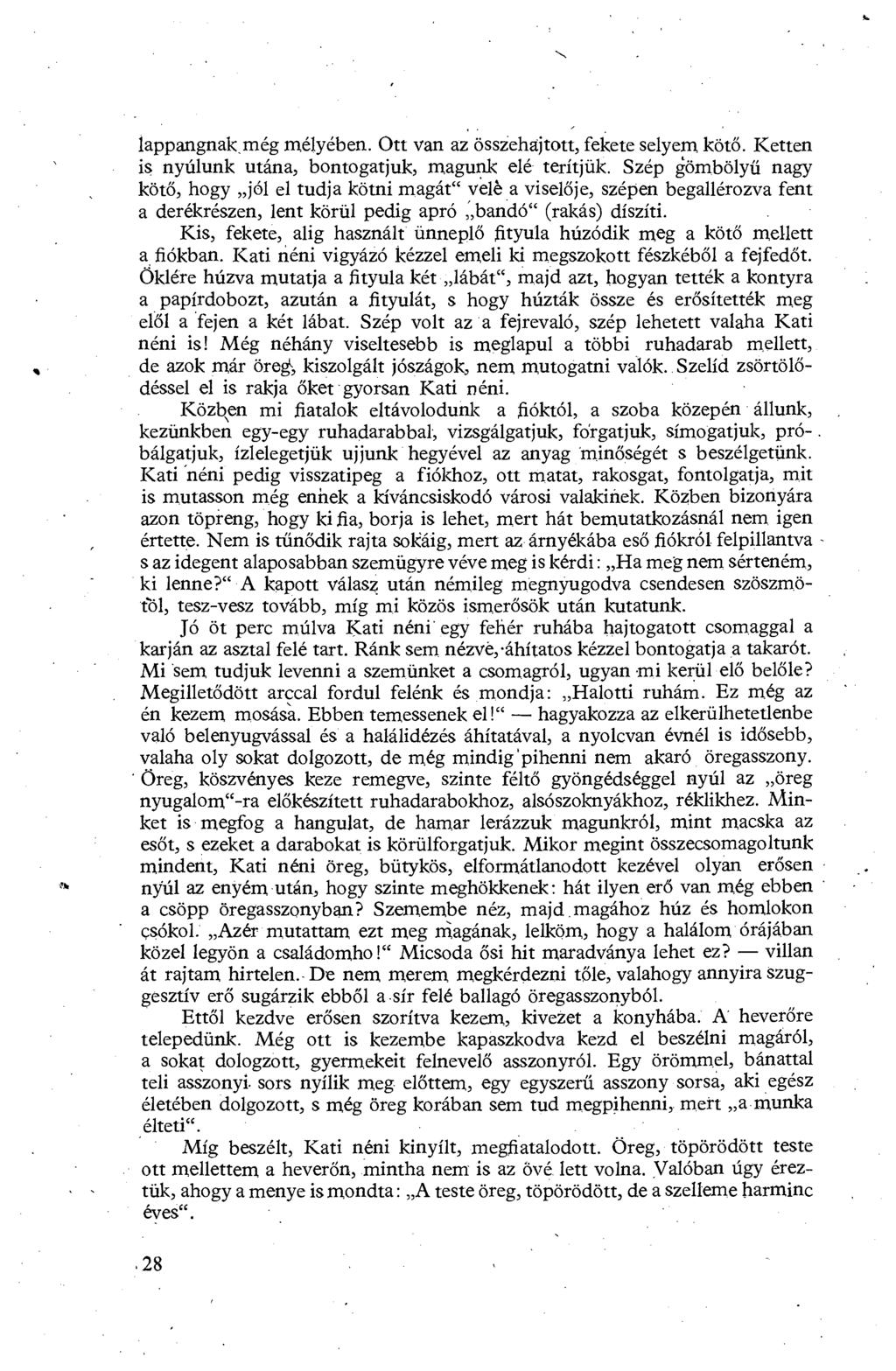 lappangnak, még mélyében. Ott van az össžehajtott, fekete selyem köt ő. Ketten is nyúlunk utána, bontogatjuk, magunk elé terítjük.