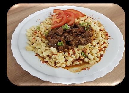 .2 800 Ft Rindsgulasch mit Knödeln Beef Stew with Noodles Tocaná de Vita cu Galuste Spaghetti auf