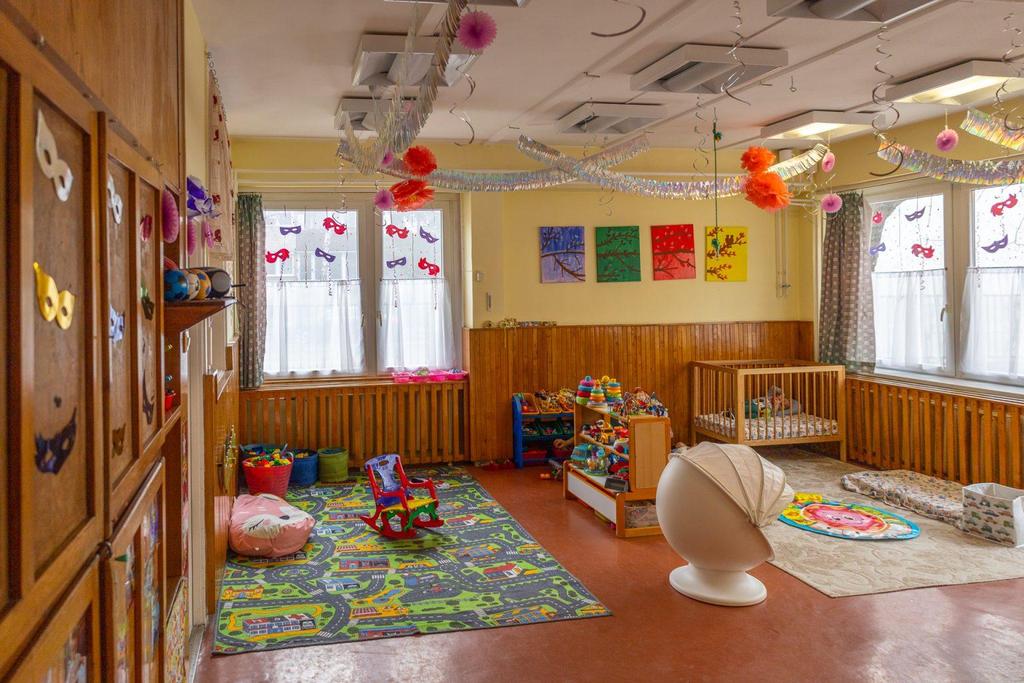 A Kölcsey utcai Bölcsőde lakótelepi környezetben épült, ezért a bölcsődei ellátást túlnyomó többségben a lakótelepen élő kisgyermekes családok veszik igénybe.