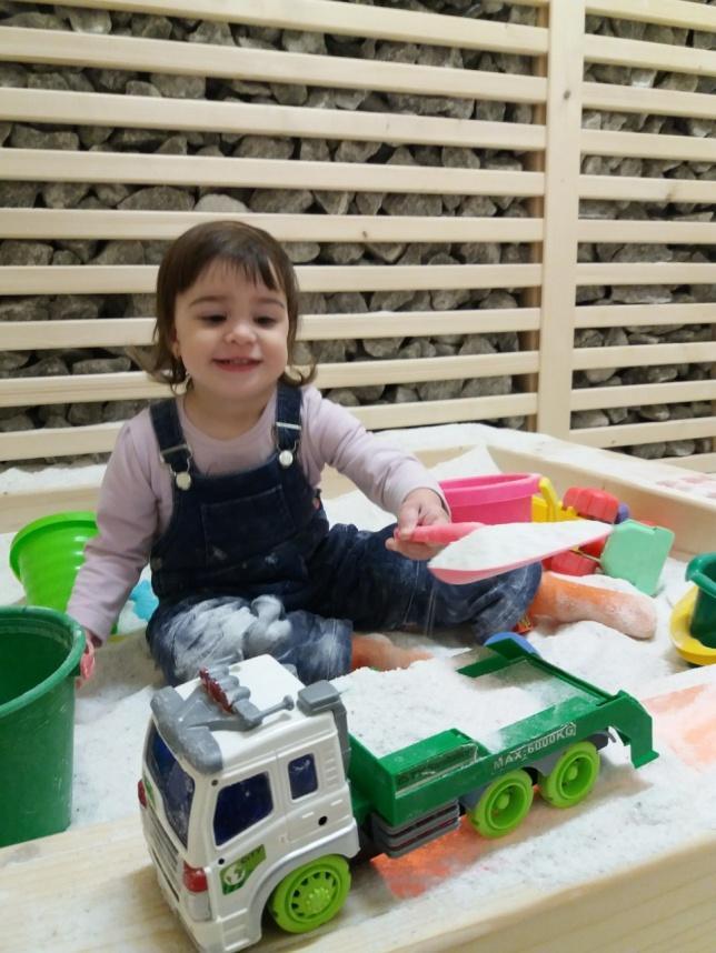 Közelében óvoda működik. Illetve az épület előtt van parkolásra lehetőség. A bölcsődében sószoba került kialakításra.