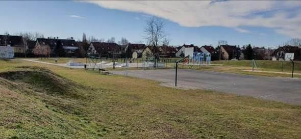 a lakóterülettől terepplasztikákkal elválasztott.