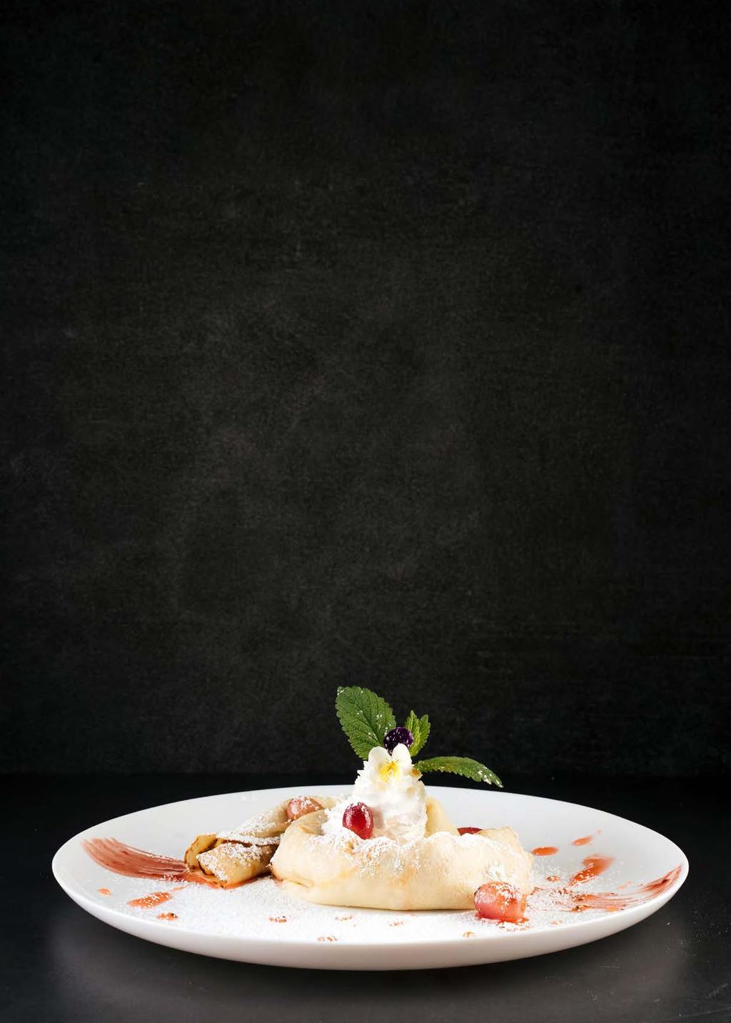DESSZERTEK DESERTURI DESSERTS / DESSERTS Udvarhelyi palacsinta gyümölccsel töltve, a séf ajánlásával Clătite de Odorhei umplute cu fructe, cu recomandarea bucătarului chef Pancakes Odorhellen style