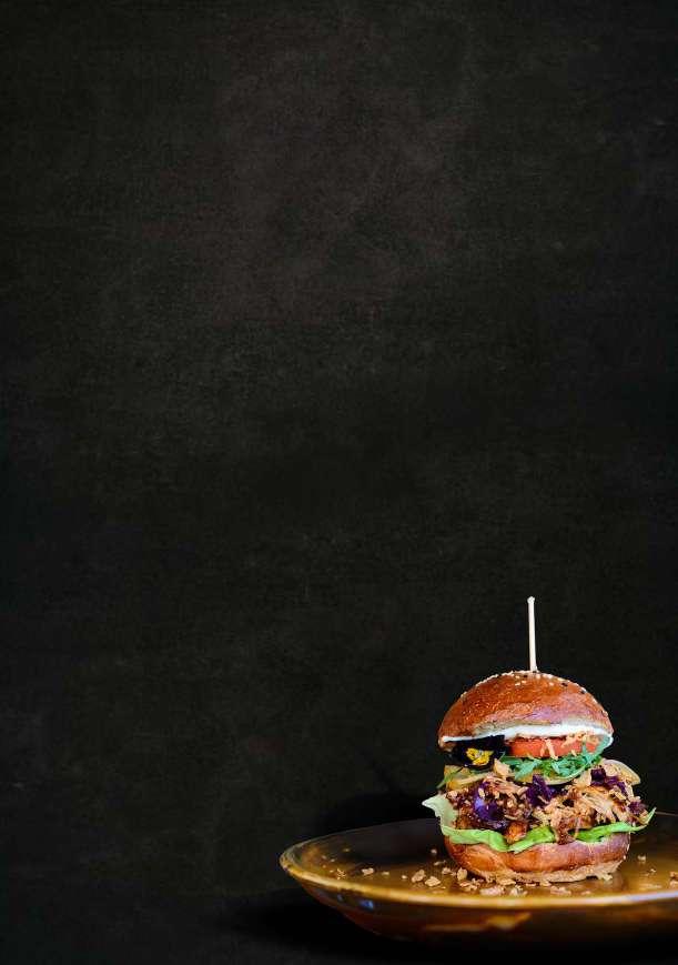 HAMBURGEREK BURGERI BURGERS / BURGER Beef Burger Házilag készült zsemle, marhahús, karamellizált hagyma, bacon, Ezersziget öntet, friss, organikus saláta a helyi termelők kertjéből, almás-céklás