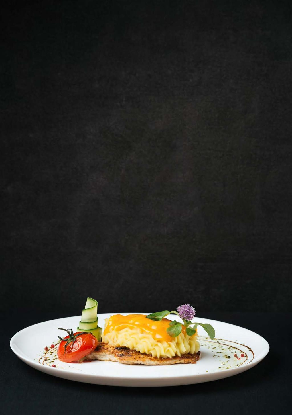 SZÁRNYASHÚSBÓL KÉSZÜLT ÉTELEK PREPARATE DIN CARNE DE PUI POULTRY DISHES / GEFLÜGELGERICHTE Mediterrán csirke, grill zöldségekkel, krumplipürével és cheddar szósszal Pui mediteranean cu legume la