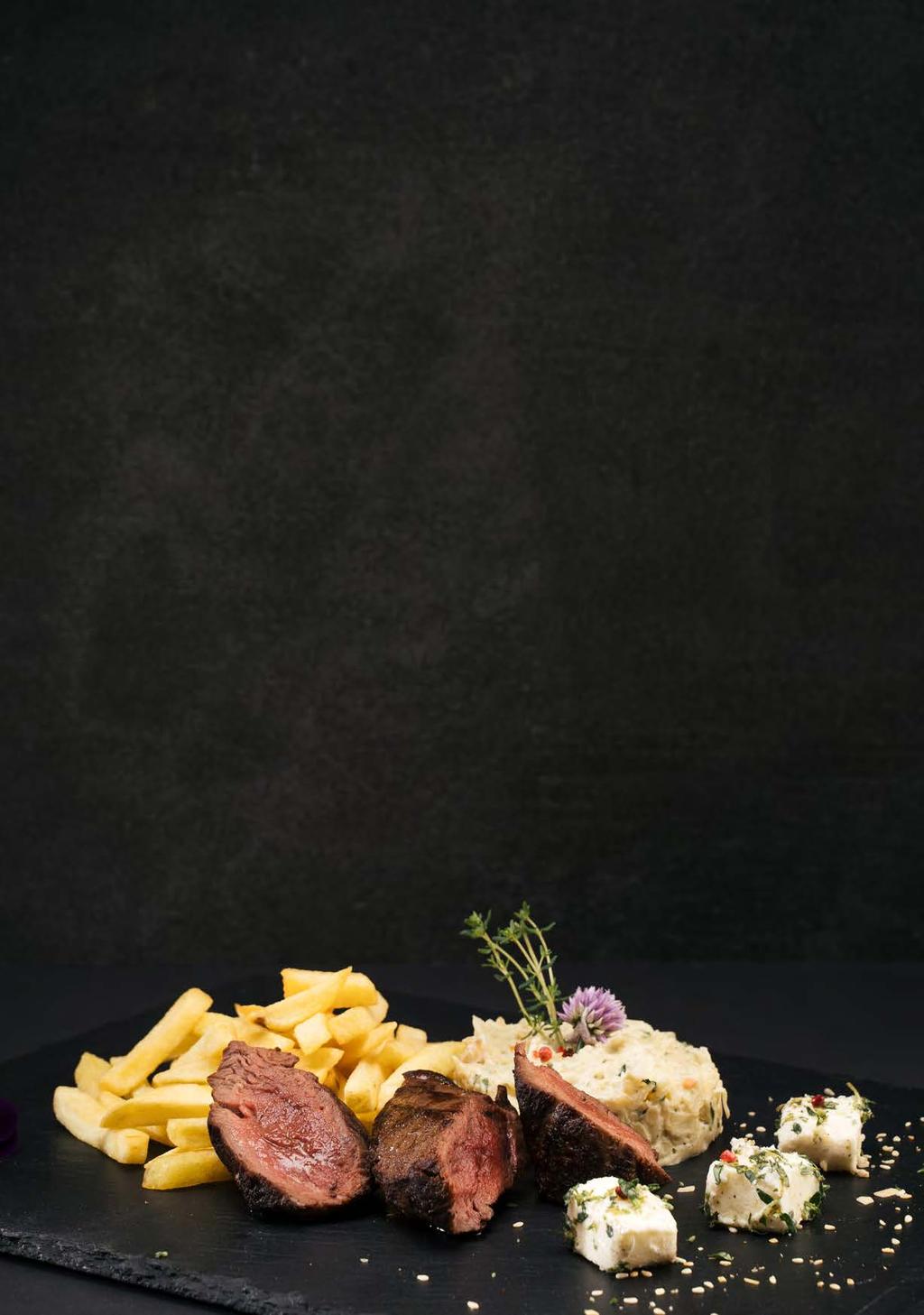 NÖVENDÉK HÚSBÓL KÉSZÜLT ÉTELEK PREPARATE DIN CARNE DE VIȚEL BEEF DISHES / RINDFLEISCHGERICHTE Növendék bélszín mézes-mustáros 4 borsos kéregben, friss, organikus salátával a helyi termelők kertjéből,