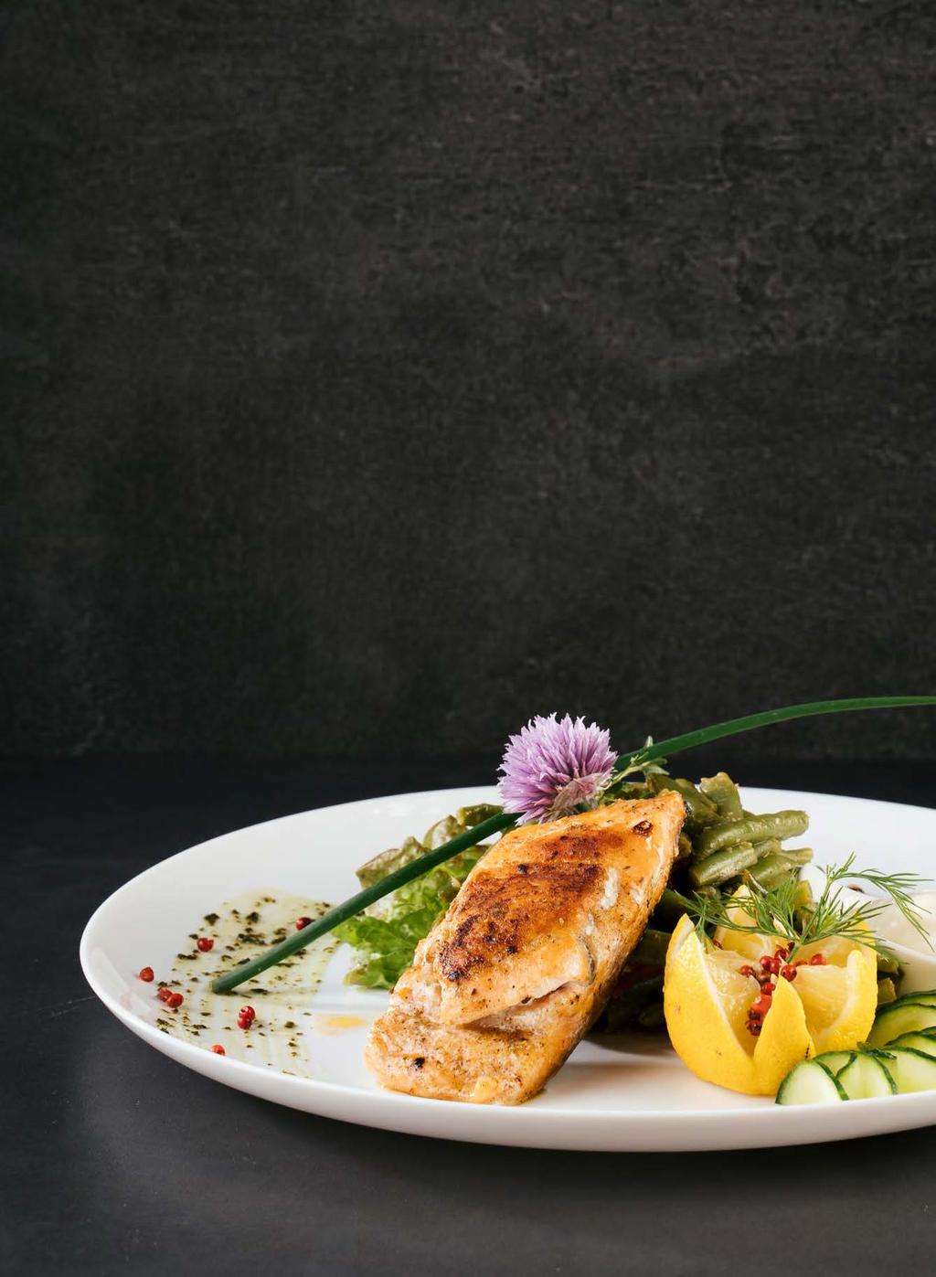 HALÉTELEK PREPARATE DIN PEȘTE FISH MEALS / FISCHGERICHTE Roston sült pisztráng erdei gombás puliszkával Păstrăvi la grătar cu mămăligă cu ciuperci de pădure Grilled trout with forest mushroom polenta