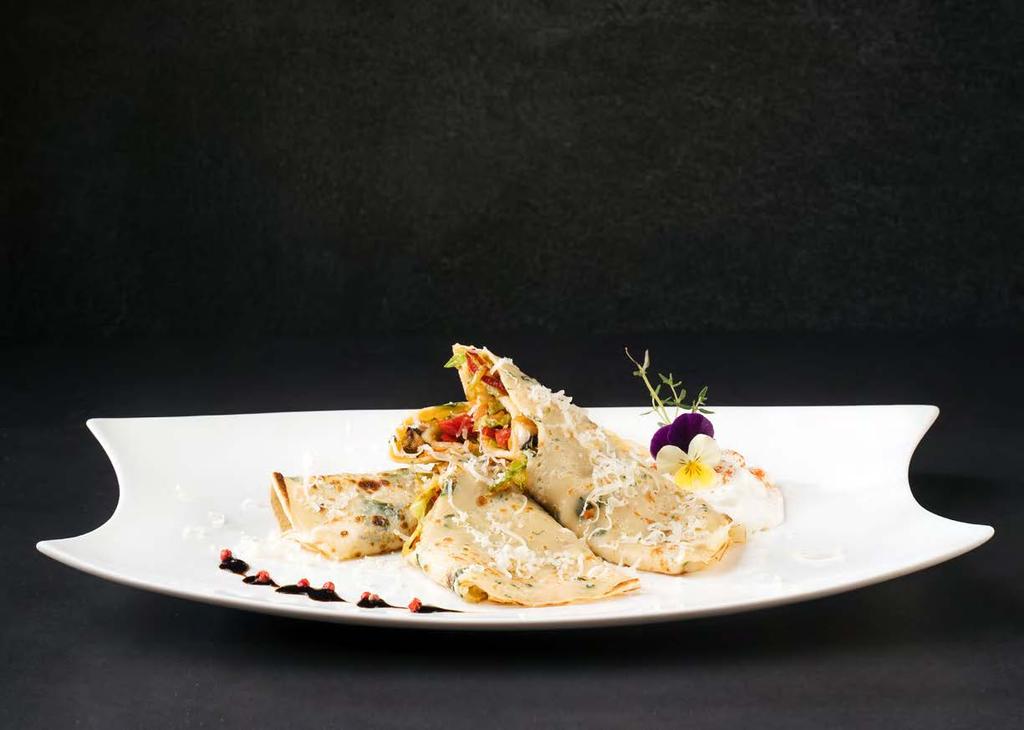 VEGETARIÁNUS ÉTELEK MÂNCĂRURI VEGETARIENE VEGETARIAN MEALS / VEGETARISCHE MAHLZEITEN Zöldséggel töltött palacsinta, reszelt sajttal megszórva Clătite umplute cu legume la grătar, cașcaval ras
