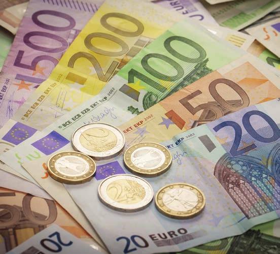 157 500 : 450 = 350 Ft/ b) Amikor visszajöttek, maradt 10 eurójuk, amit az apukája Boginak adott. Bogi ezt visszaváltotta forintra, de ekkor már egy euró 360 forint volt.