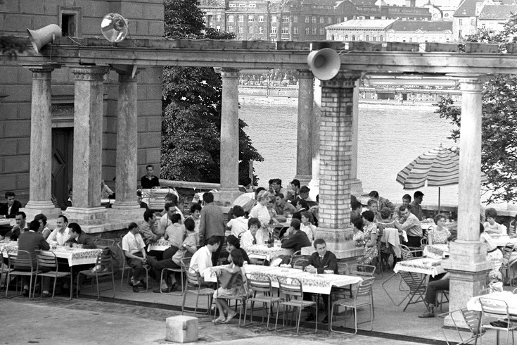Az épületegyüttes 1944-45-ben erősen megrongálódott, s 1961-ig nem is fordítottak gondot felújítására. A ma világörökség részét képező Várkert bazár 16 évet állt gondozatlanul és használatlanul.