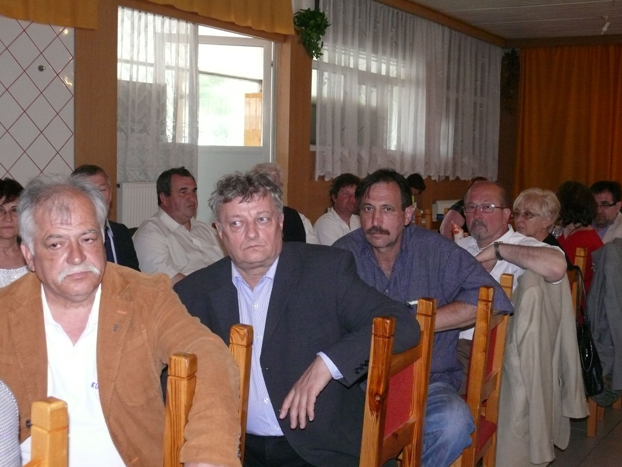 Fazekas Sándor vidékfejlesztési miniszter tizenöt év után - a tárcavezetői teendőkkel járó elfoglaltságra hivatkozva - 2014.