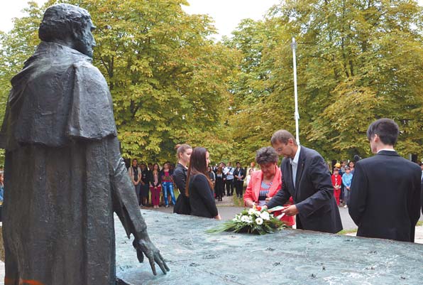 Vendéglátóipari Középiskola diákjai a legnagyobb magyarról, Széchenyi Istvánról szeptember 9-én az Aradi vértanúk terén.