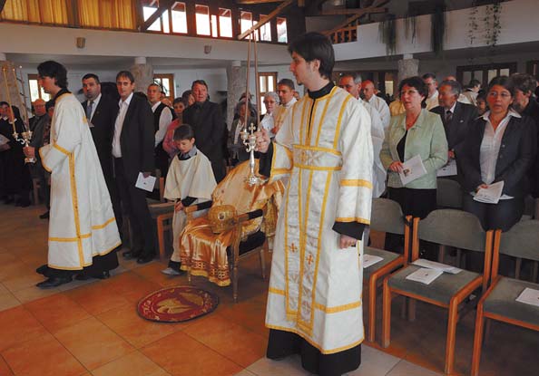 8 S zéchenyivárosi Hírmondó Ötéves a Kecskeméti Görögkatolikus Szervezõlelkészség Századik születésnapján köszöntötték Bónis Máriát Püspöki Szent Liturgiával ünnepelte megalapításának ötödik