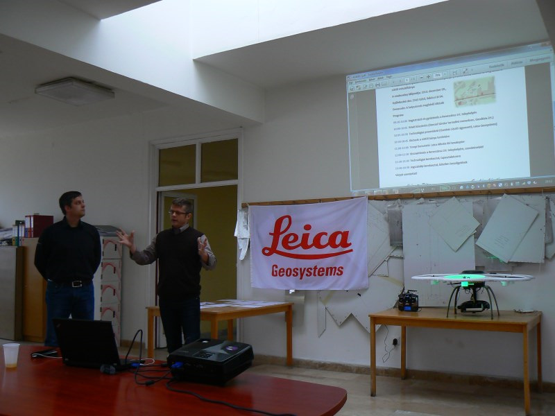Köszöntötték az egybegyűlteket, ismertették a helyszínt, majd kijelölték a légtérfigyelőket. Ezt követte Gombás László, a Leica Geosystems Magyarország Kft. ügyvezetőjének prezentációja.