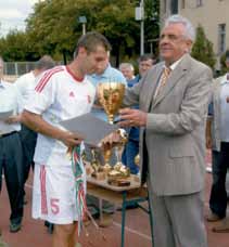 A képen a győztes Békés megyei csapat tagjai In 1999 a Young Roma national-team tournament was