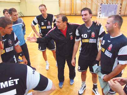 18 SPORT Delfin KC: háromból három Kun István (középen) eddig elégedett lehet csapata teljesítményével Remekül kezdte a bajnokságot a Delfin KC férfi kézilabdacsapata, ugyanis a kecskemétiek eddig