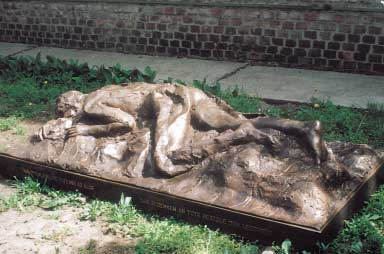 KILENCVENES ÉS KÉTEZRES ÉVEK Mártíremlékmû (Ebensee, 1992) Az 1992-es év meghozta számára az elsô állami megrendelést is: a felkérés az ausztriai Ebensee egykori koncentrációs táborának temetôjében,