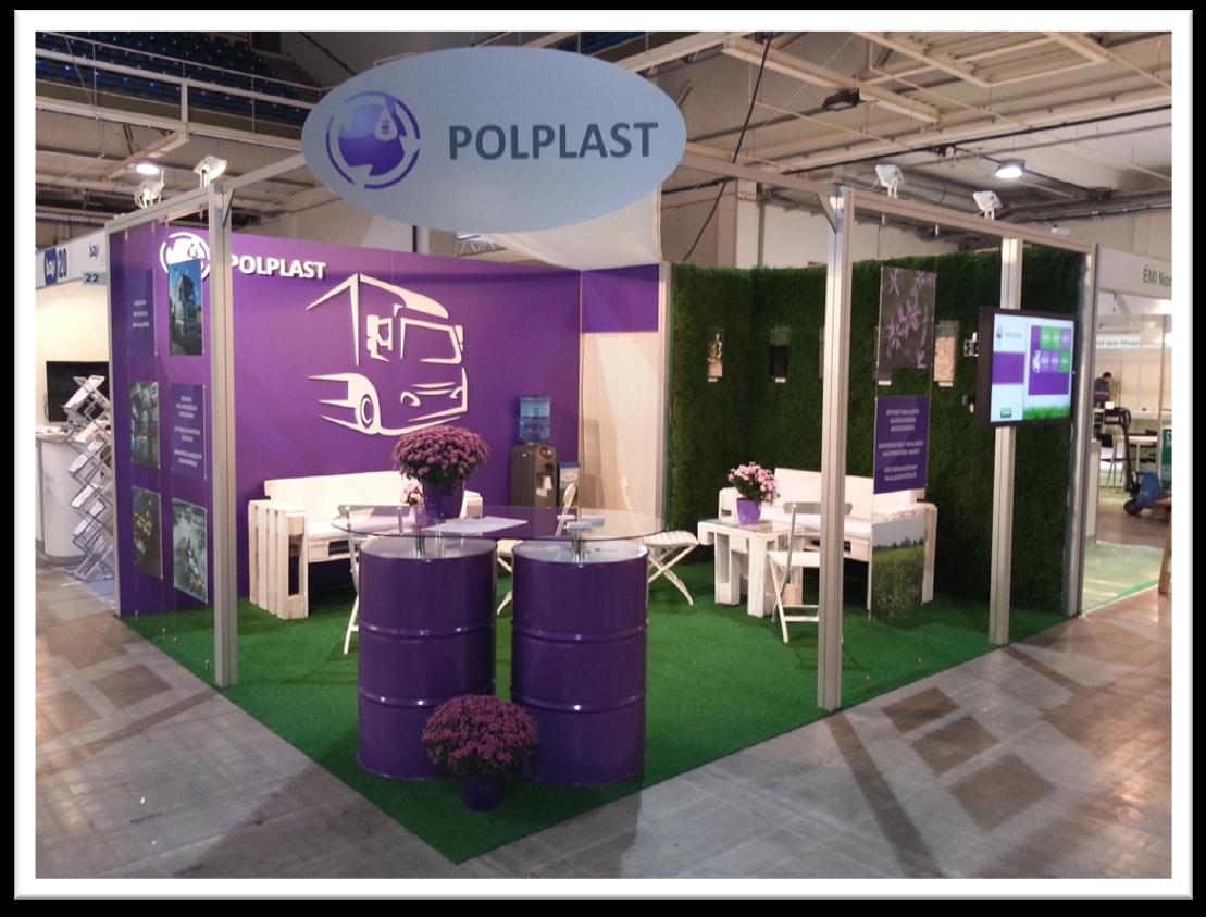 6. Egyedi stand Hordókból kialakított pult, élő fűfal, 3D grafikák és raklap kanapé. Nincs hagyományos elem a standon, bármi megvalósítható.