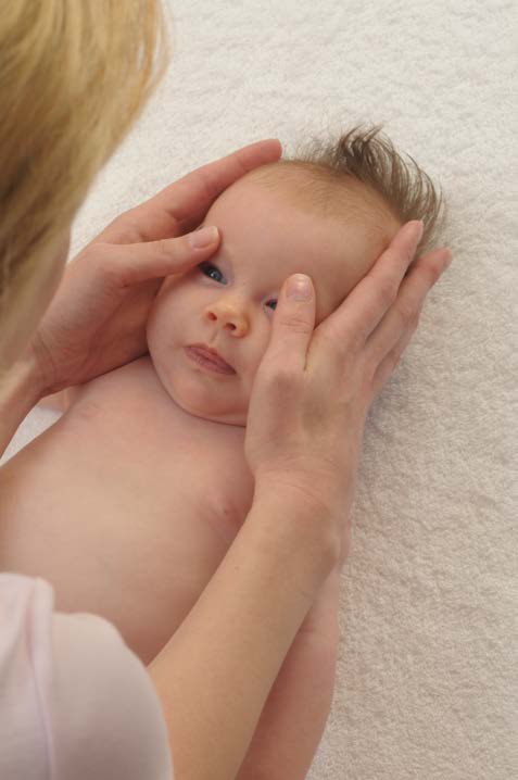 Mivel az újszülött nyaki izomzata még igen gyenge, mindig támasszuk alá a fejét, amikor felemeljük. Hordozás közben is mindig támasszuk meg fejét egy kezünkkel, vagy pihentessük vállunkon!