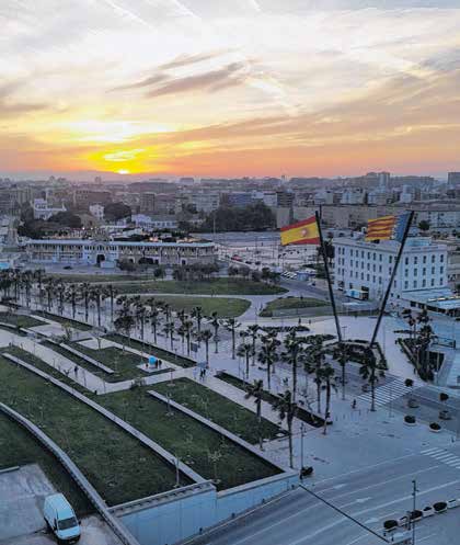 Barcelona egykori játékosaként még mindig minden kocsmaasztalnál megsüvegeltetik, bár egy argentin sztékzabáló-labdakergető-szuperkupagyőztes figura kezdi kikezdeni pozícióit.