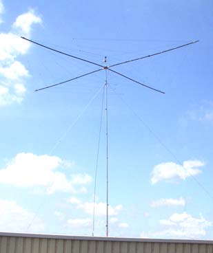 A Spiderbeam antennát a DX expediciók álomantennájaként fejlesztették ki. Ez egy teljes méretű, könnyű, háromsávos yagi antenna, amely üvegszálas tartókból és huzalból készül.