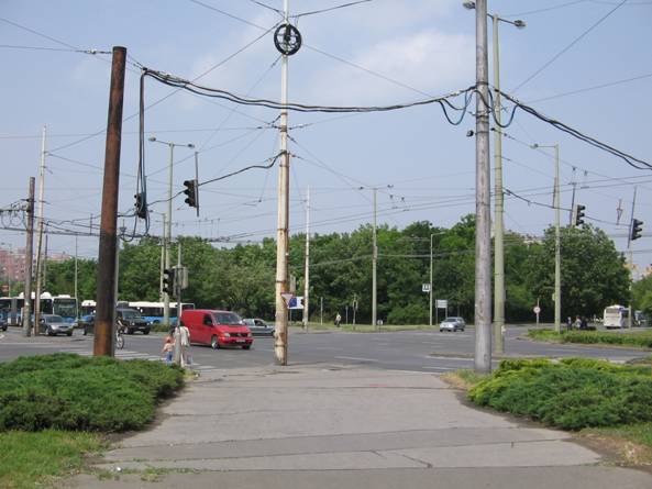 Szeged, Rókusi körút 2-es villamosvonal Közpark A Rókusi körút és a Csongrádi sugárút kereszteződéséből jól látható az összefüggő kiserdő, amely köré villamosfordulót terveznek megállóval, jelentősen