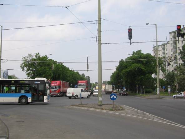 Szeged, Rókusi körút 2-es villamosvonal Csomópont A Kossuth Lajos sugárút és a Rókusi körút csomópontjában jelentős bővítést terveznek, amelynek áldozatul eshetnek a képen látható érett fasorok,