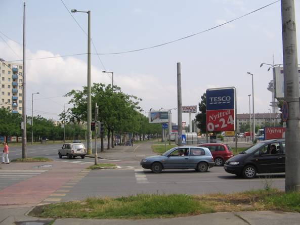 Szeged, Rókusi körút 2-es villamosvonal Útszélesítés A Tesco hipermarket előtt menne át a pálya középfekvésűből külsőfekvésűbe.