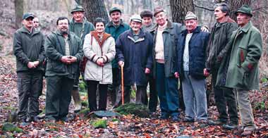 2011. MÁRCIUS BAKONYERDÕ Közmunkaprogram Az elmúlt évekhez hasonlóan az állami erdõgazdaságok 2011- ben is kiveszik részüket a szociális problémák megoldását segítõ közfoglalkoztatási programból.