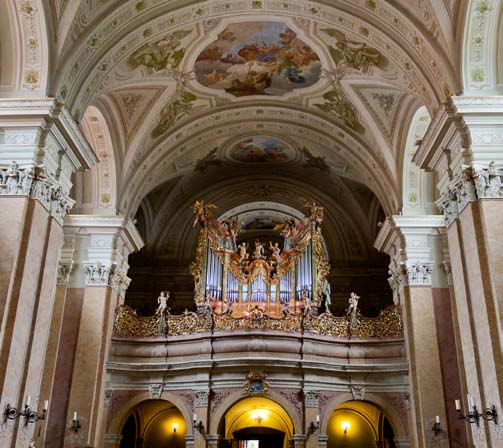A tufába mélyített altemplom, ahol András király sírját őrzik, jóval egyszerűbb, mondhatni puritán kinézetű. Ez az egyetlen olyan tér a templomban, mely a 11.