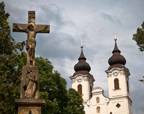 Egy pillanatra megborzongok, amikor felvillan gondolataimban, hogy majd ezer évvel ezelőtt, az uralkodó temetésén szerettei és az udvartartás állt ezen a helyen, megrendülve, mély gyászban.