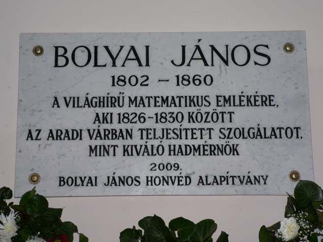 december 12-én a Csiky Gergely Líceum bejárati lépcsőházában helyezte el a Bolyai János Honvéd Alapítvány ezt az emléktáblát.