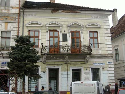 december 15-én este 9 órakor született Kolozsvárott. A Középutcai szülőház, az erkély felett 1903.