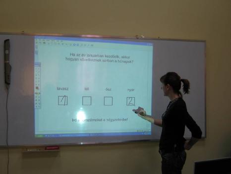 munkaformában használják az interaktív táblát, habár egyes alkalmazások, illetve hardverelemek (dualboard) lehetővé teszik a párban történő munkát, amikor a tanulók egymással párhuzamosan vagy