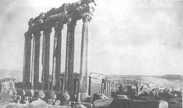 tartanak. Ez a tetızet óriás kılapokból áll, amelyeket alsó felükön olyan finoman véstek, hogy e vésést alulról nézve freskó festésnek vélné az ember, ha nem lenne egykét tábla leesve.