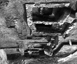 Temetkezés 255 69. Aquincumi múmiasír (4. század elsõ fele) sodlagosan felhasznált kõanyagból a gazdag díszítésû, korábbi síremlékekre vonatkozóan nyerhetünk információt.