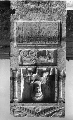258 A római kor 75. Pannoniai halomsírok és kocsitemetkezések húzható meg, és amelynek halommal borított temetkezéseit összefoglalóan noricumi pannoniai halomsírok néven szokás nevezni.