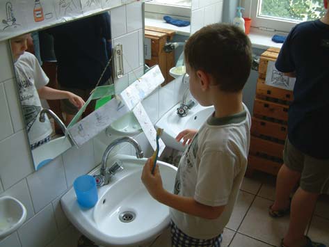3.1.11.3 Mosdóhasználat kézmosás, fogmosás, wécéhasználat A tevékenység menete A gyermekek étkezés előtt és után kezet mosnak, ebéd után fogat mosnak.