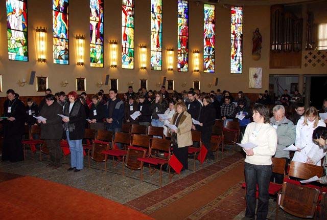Krisztus fénye 2009. Húsvét DÉL-DUNAMENTI RÉGIÓS IFJÚSÁGI TALÁLKOZÓ Szeressétek ellenségeiteket, tegyetek jót haragosaitokkal, áldjátok átkozóitokat és imádkozzatok rágalmazóitokért!