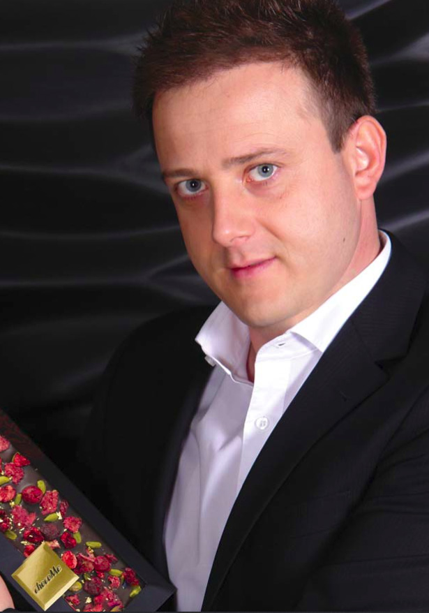SZERINTE Mészáros Gábor Kor: 33 év Cégnév: chocome Alapítás dátuma: 2010 eleje chocome üzemek: Budapest, Adelaide chocome elérhetőség: USA, Spanyolország, Franciaország, Monaco, Ausztria, Csehország,