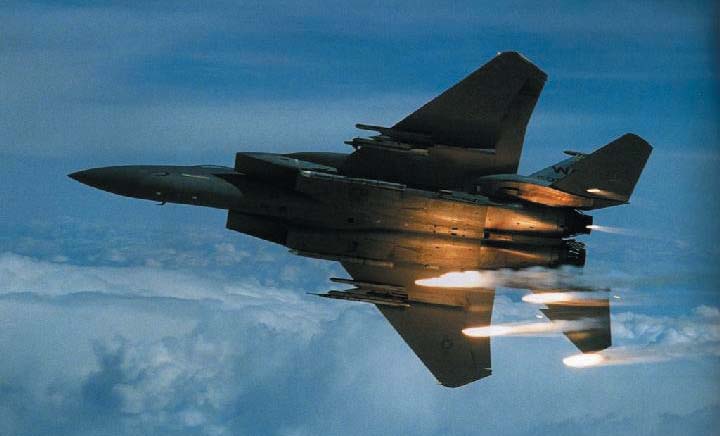 Vegyünk hát egy jól ismert vadászgéptípust, az F-15e-t. 46. ábra F-15e vadászgép Jó, jó. De mi köze az F-15e vadászgépnek az Úr házához?