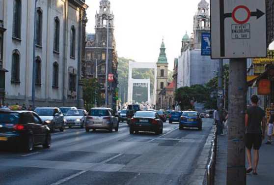 64. ábra: A kerékpárosok számára mindkét irányba megnyitott Pozsonyi utca Budapesten.