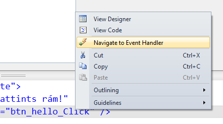 Alapértelmezett módon a Visual Studio osztott képernyős módban nyitja meg a XAML fájlt, ahol felül a tervező nézet látható, alul pedig a felületet leíró kód.
