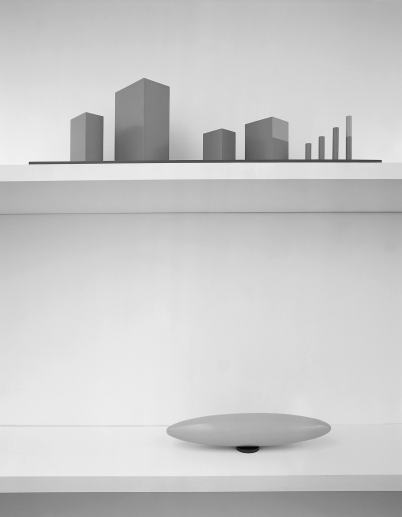 3 Hans van der Laan Ground Ratio of Linear and Planar Size and Natural Forms, festett fa fotó: Susan Crowe tükörbe nézve készített Később más visszatükröződő felületekre, például aranyra és ezüstre