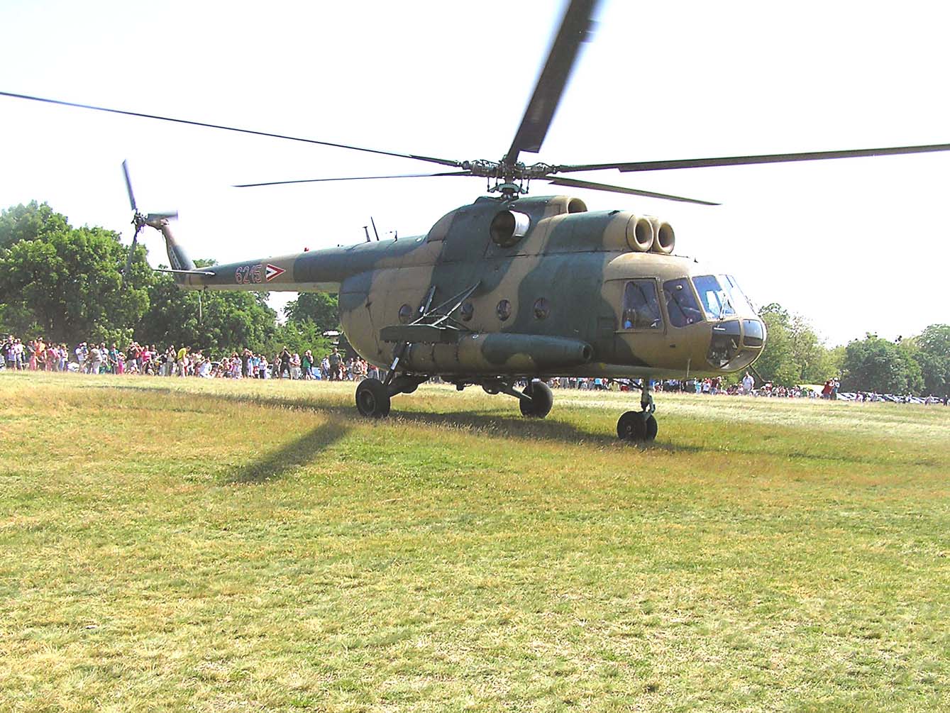 A repülőnap egyik csúcspontja a Mi 8-as helikopter felszállása volt. A képen a 6215-ös az elemelkedés pillanatában látható.